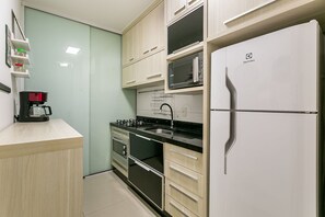 Kühlschrank, Mikrowelle, Ofen, Wasserkocher mit Kaffee-/Teezubehör