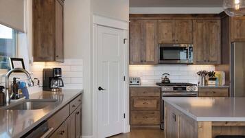 House, Multiple Beds, Patio, Mountain View (Elevated Escape EC) | Private kitchen | Fridge, microwave, oven, stovetop