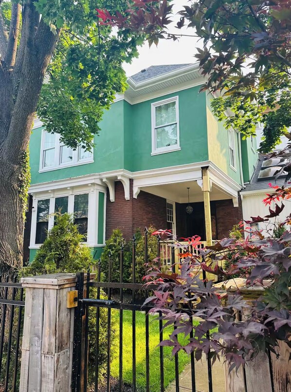 Exterior - 4 br 2 baClassical Victorian Home Off Walnut Street in Shadyside Pittsburgh (Pittsburgh)