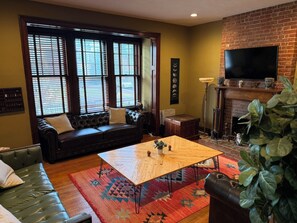 Smart TV - 4 br 2 baClassical Victorian Home Off Walnut Street in Shadyside Pittsburgh (Pittsburgh)