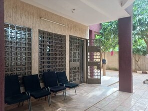 Terrace/patio - Beautiful villa with 6 bedrooms, 5 showers, hot/cold water and ample parking space (Niamey)