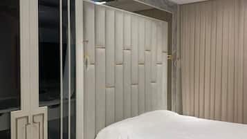 2 bedrooms, desk, laptop workspace, blackout curtains