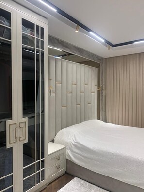 Skrivebord, skrivebord for bærbar PC og blendingsgardiner