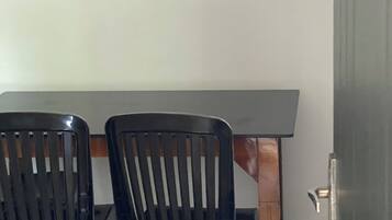 Un coin repas avec une table et deux chaises.