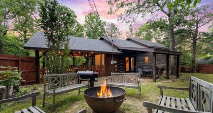 Relax at Hillside Haven:2BR Log Cabin with Hot Tub