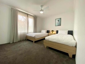 4 bedrooms, iron/ironing board, WiFi