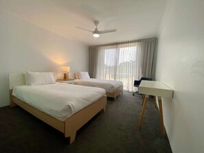 4 bedrooms, iron/ironing board, WiFi - The Loop – A Luxury Escape (Western Australia)