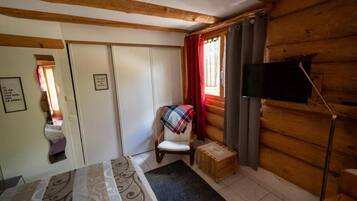 1 bedroom, travel cot, WiFi, bed sheets