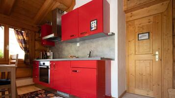 Fridge, oven, stovetop, coffee/tea maker