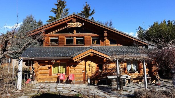 A log cabin with a chimney, a porch with chairs, and a sign that reads "BRIE-GITE". - Studio with terrace (7 minutes from Vercorin) (Chalais)