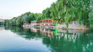 Deluxe Tree House, River View | Terrace/patio