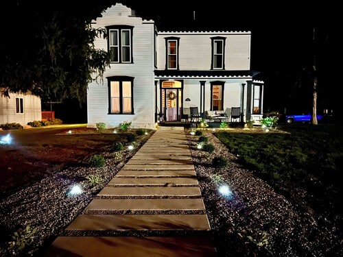 Spacious 5-bedroom house in awesome Spirit Lake with WiFi, AC