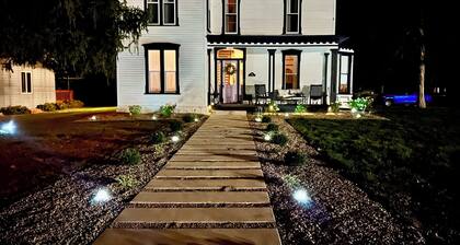 Spacious 5-bedroom house in awesome Spirit Lake with WiFi, AC