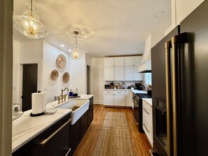 冷蔵庫、電子レンジ、オーブン、コンロ