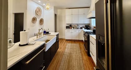 Spacious 5-bedroom house in awesome Spirit Lake with WiFi, AC