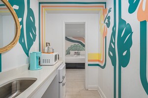 Suite Deluxe, 2 habitaciones | Cocina básica privada | Microondas, cafetera o tetera y congelador