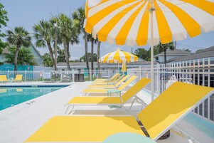 Una piscina al aire libre de temporada