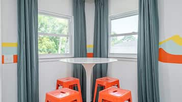 Deluxe Suite, 2 Bedrooms | Dining room