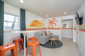 Suite Deluxe, 2 chambres | Aire de séjour | Téléviseur de 42 po avec télévision par câble