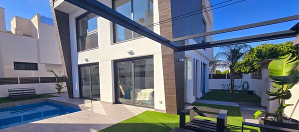 Outdoor pool - Luxury 3 Bed modern villa with private pool only 8 minutes from Airport & beach (Gran Alacant)