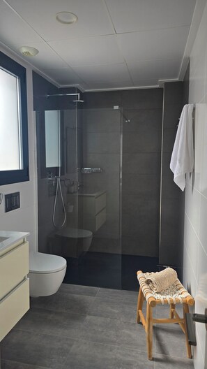 Shower, hair dryer, towels, soap - Luxury 3 Bed modern villa with private pool only 8 minutes from Airport & beach (Gran Alacant)
