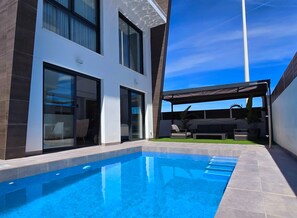 Outdoor pool - Luxury 3 Bed modern villa with private pool only 8 minutes from Airport & beach (Gran Alacant)