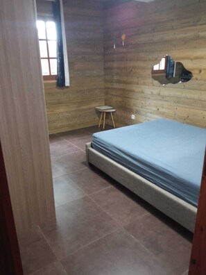 3 عدّة غرف نوم ومكواة/لوح كي وواي فاي وملاءات أسرّة