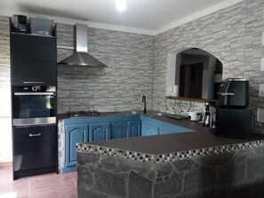 ثلاجة، ميكروويف، فرن، موقد طهي مسطح