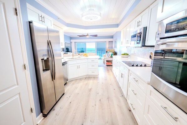 Kylskåp, mikrovågsugn, ugn och spishäll