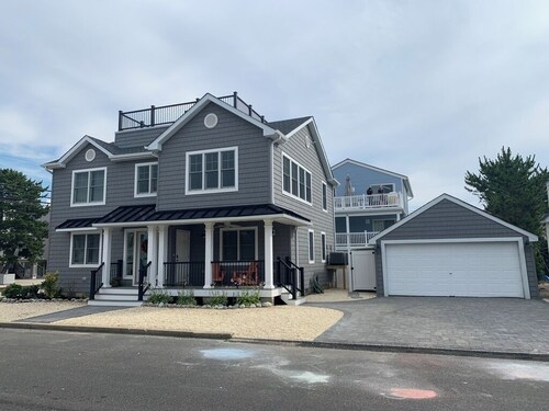 Ocean Block Spacious 5-bedroom house with central AC, Six Houses to Beach!