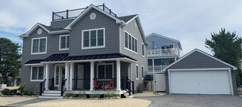 Ocean Block Spacious 5-bedroom house with central AC, Six Houses to Beach!