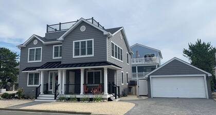 Ocean Block Spacious 5-bedroom house with central AC, Six Houses to Beach!