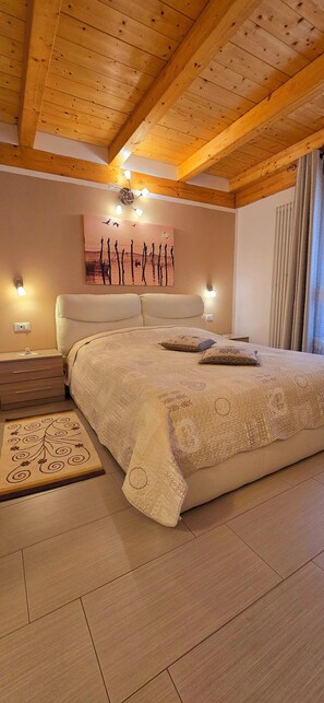 2 室のベッドルーム、アイロン / アイロン台、WiFi、ベッドシーツ