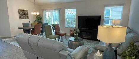 Smart TV, chimenea, monitor de computadora