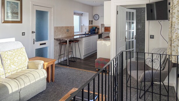 Un appartamento moderno con soggiorno, cucina e balcone.