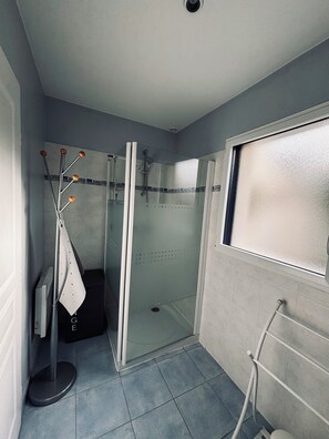 Dusche, Haartrockner, Toilettenpapier