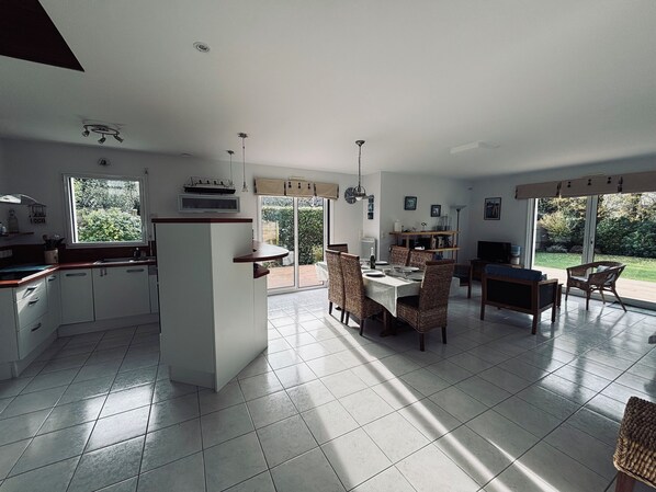 Dining - Pleasant house, close to beaches and port (Arzon)