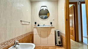 Haartrockner, Handtücher, Seife, Toilettenpapier