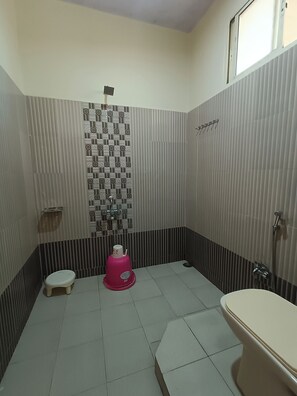 Economy-værelse | Badeværelse | Gratis toiletartikler, håndklæder, Sæbe, Shampoo