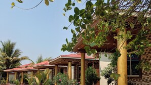 Deluxe Cottage, 1 Bedroom, Bathtub | Laptop workspace, WiFi (free)