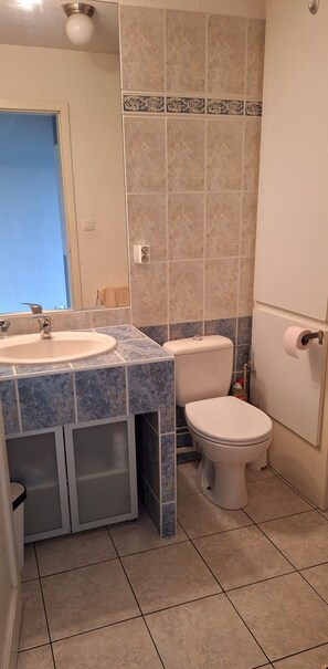 Een douche, een haardroger, handdoeken, zeep