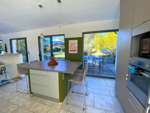 Fridge, microwave, oven, stovetop - Magnificent villa in the Massif de la Clape (Armissan)
