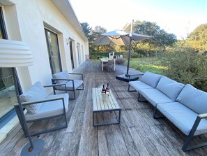 Outdoor dining - Magnificent villa in the Massif de la Clape (Armissan)