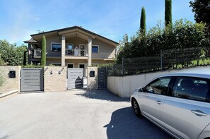 Exterior - Stunning design apartment in villa, with all amenities, close to hundred. (Frosinone)