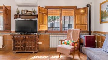 Een televisie en een open haard