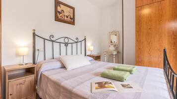 3 slaapkamers, een strijkplank/strijkijzer, gratis wifi, beddengoed