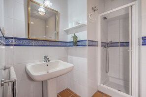 Shower, hair dryer, towels - Casa Hitos Country House with Mountain Views, Wi-Fi, and Air Conditioning (Monachil)