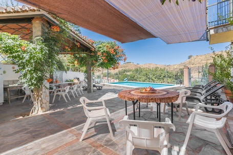 Outdoor dining. Casa Hitos Country House with Mountain Views, Wi-Fi, and Air Conditioning