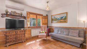 Een televisie en een open haard