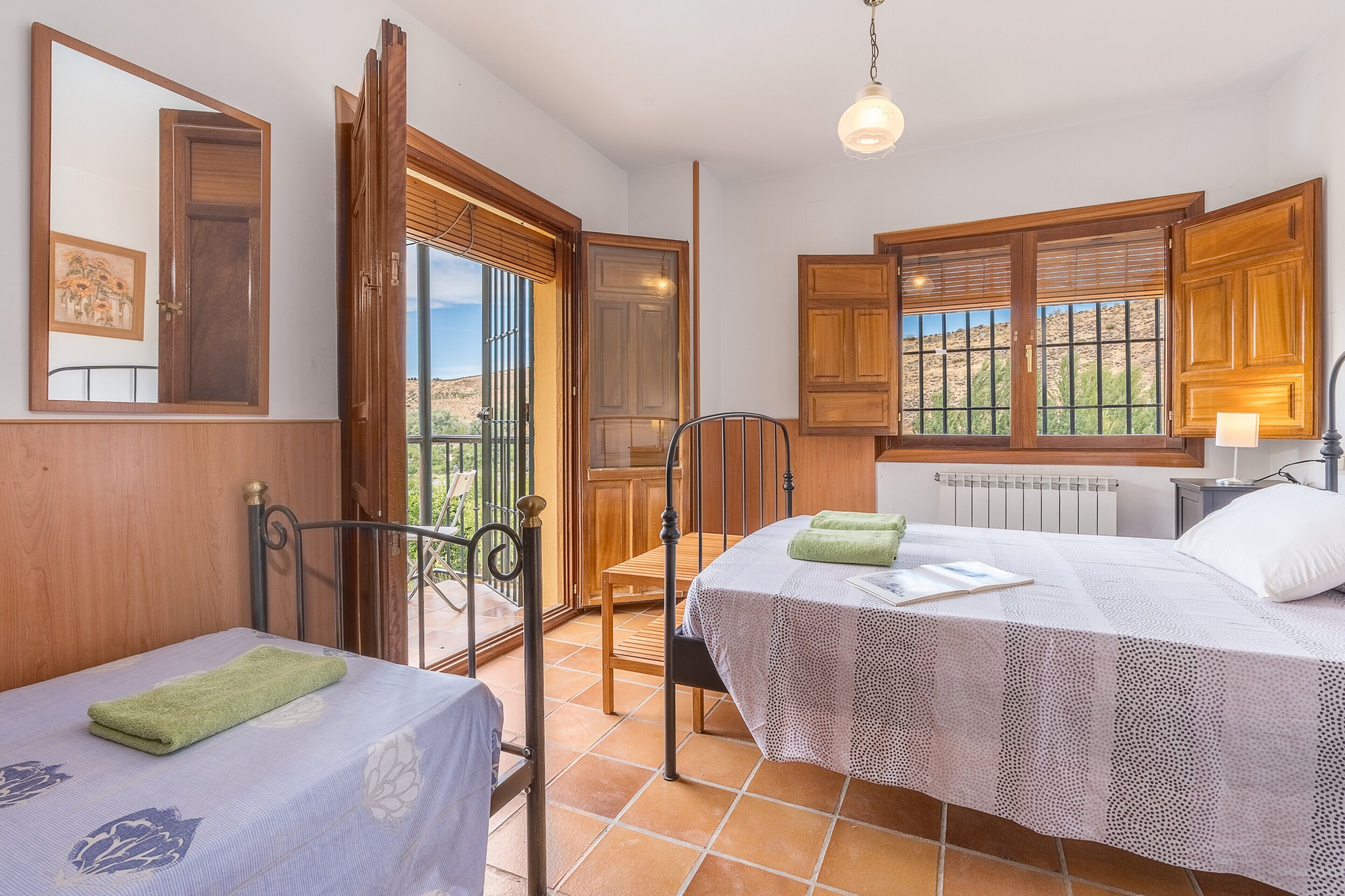 Una camera da letto con un letto, una sedia, una finestra e una porta.